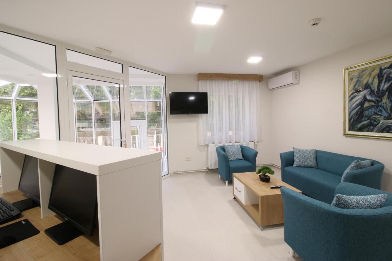 Grand Park Rooms & Apartments Cacak Bagian luar foto