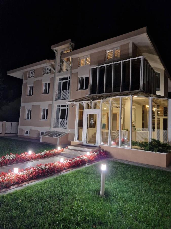 Grand Park Rooms & Apartments Cacak Bagian luar foto