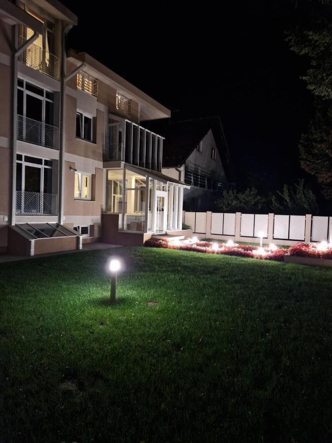 Grand Park Rooms & Apartments Cacak Bagian luar foto