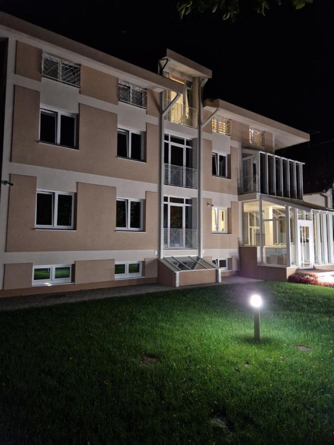 Grand Park Rooms & Apartments Cacak Bagian luar foto
