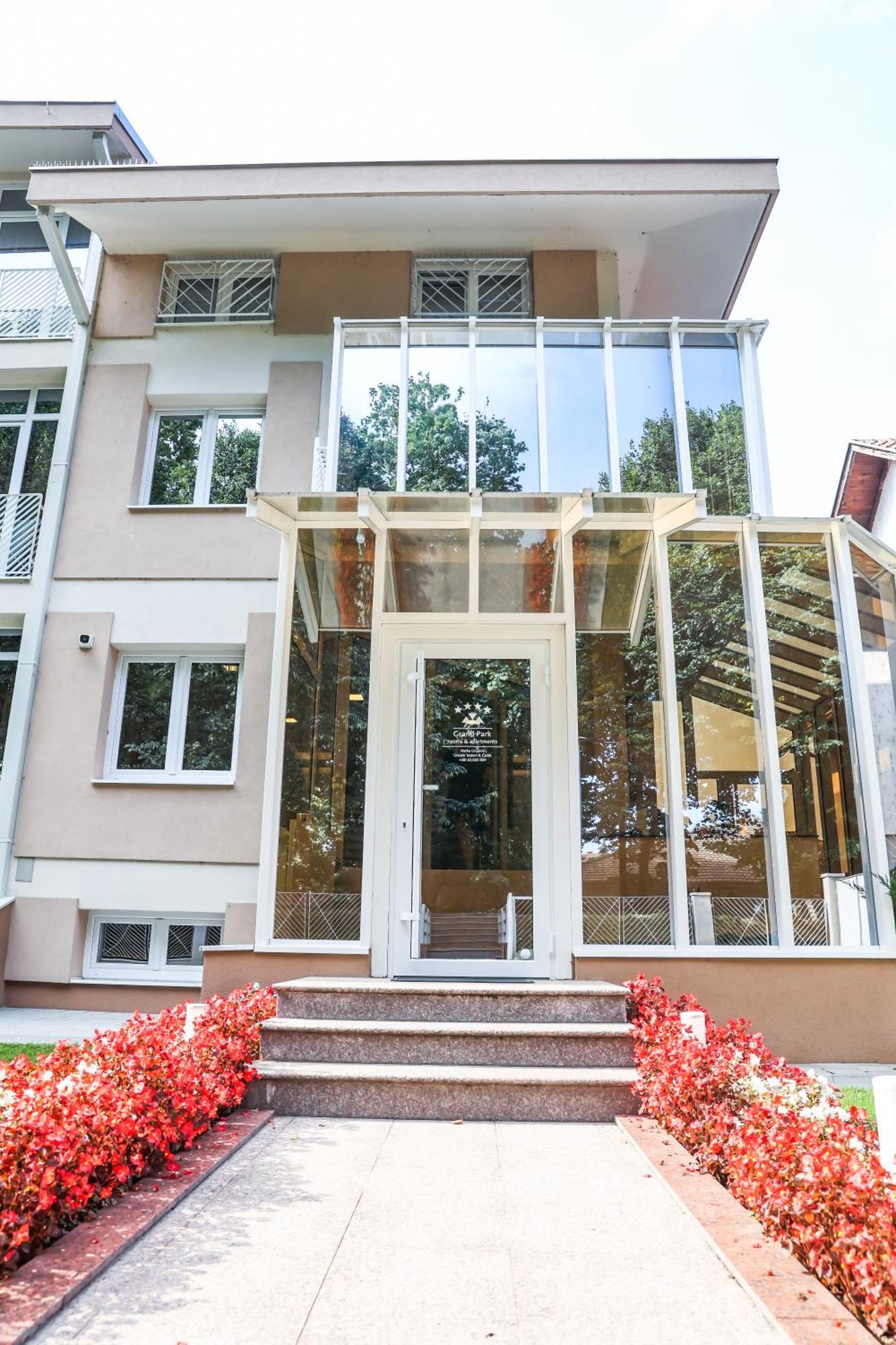 Grand Park Rooms & Apartments Cacak Bagian luar foto