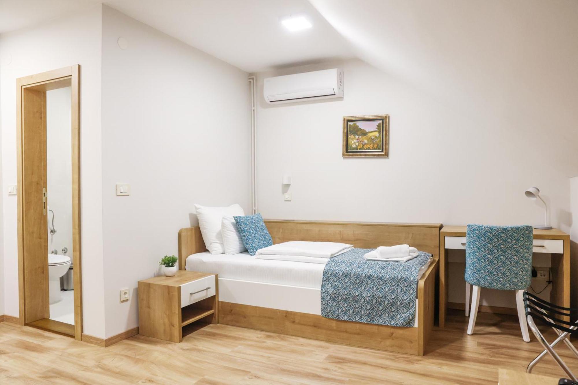 Grand Park Rooms & Apartments Cacak Bagian luar foto