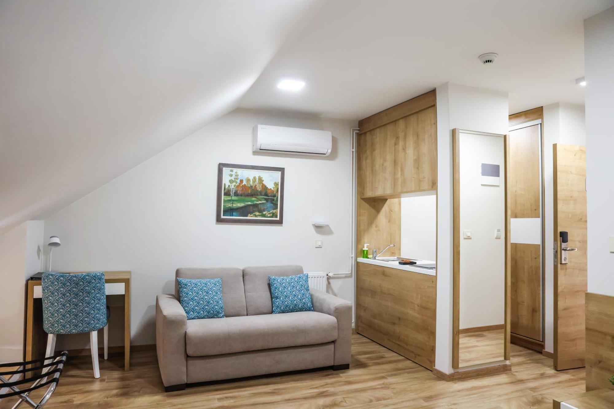 Grand Park Rooms & Apartments Cacak Bagian luar foto