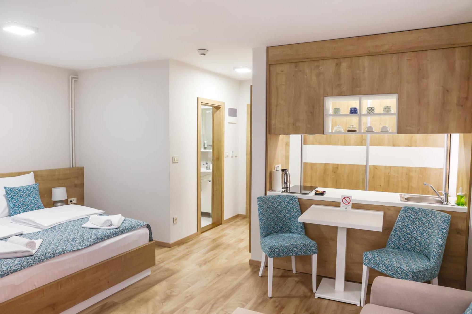 Grand Park Rooms & Apartments Cacak Bagian luar foto