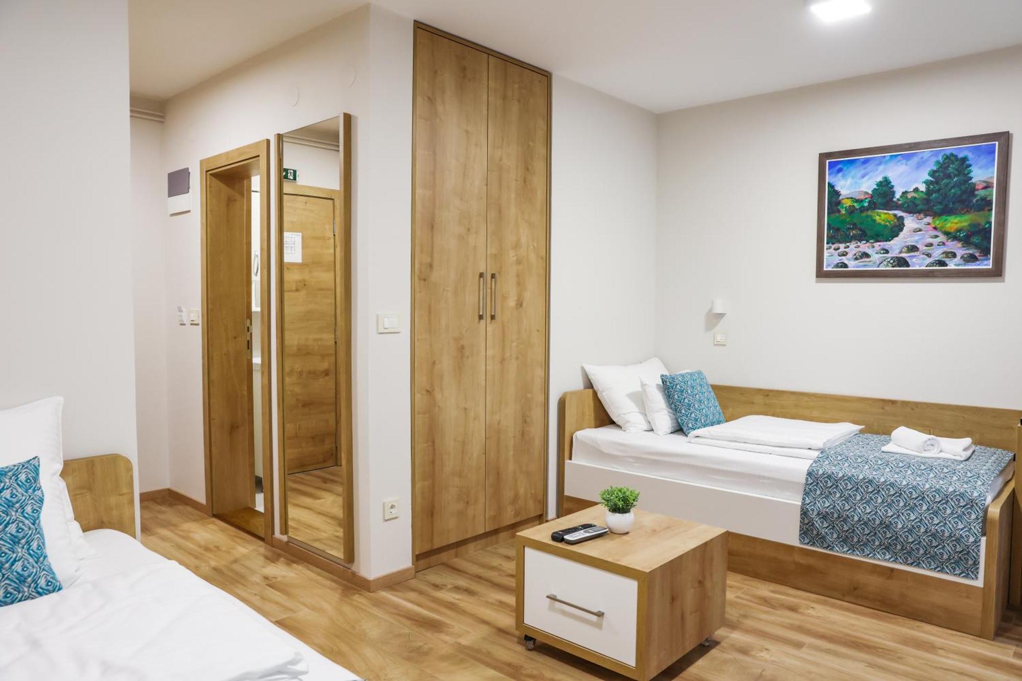 Grand Park Rooms & Apartments Cacak Bagian luar foto