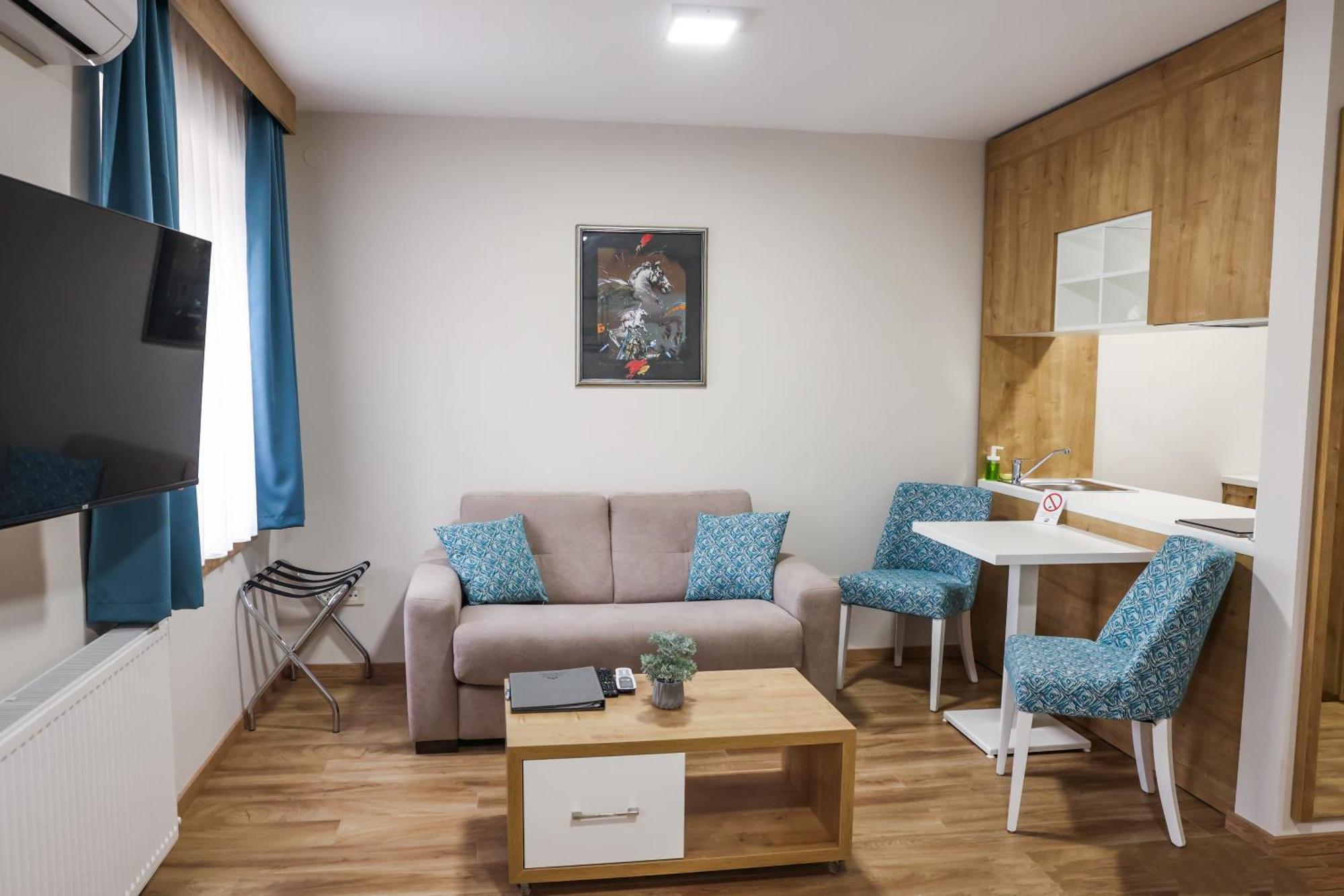 Grand Park Rooms & Apartments Cacak Bagian luar foto